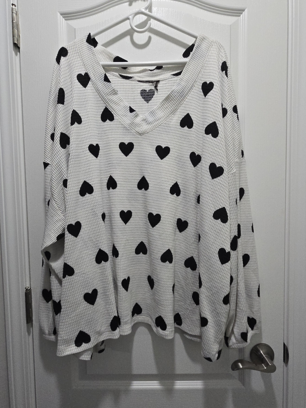 Women’s White V-Neck Heart Print Top